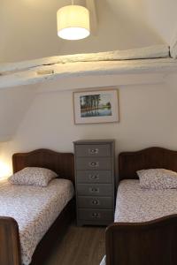 Maisons de vacances A Cozy Accessible Cottage with a Private Garden Le Mas No 16 : photos des chambres