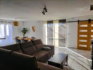 Maisons de vacances Maison 100m2 plain pied 3 chambres piscine 2 places Parking : photos des chambres
