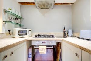 Charming 4-Bed Countryside Retreat with Parking