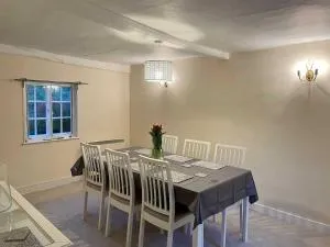 Thatched Cottage Wix - Wix