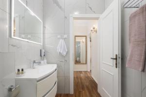 Luxury Rooms & Apartment - Main promenade, Sea & City View in Diocletian Palace Split