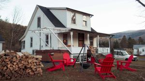 Charming Mtn Stay Views, Hot Tub, Prime Location