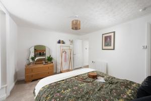 City Centre 1 bed Georgian flat with courtyard