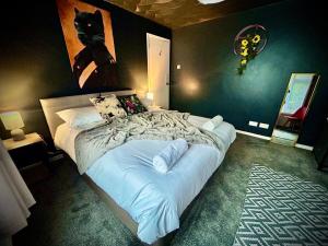 4 Bedroom House- Contractors, Crew, Group, Family