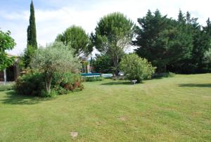 Provençal holiday home with garden and swimming pool