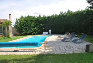 Provençal holiday home with garden and swimming pool
