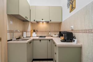 Central Luxury House with Private Garden & Parking