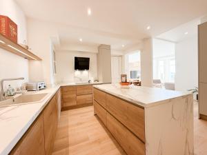 5A - APARTMENT FACING PORT & Town Hall