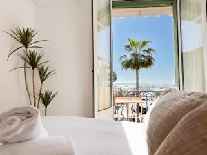 5A - APARTMENT FACING PORT & Town Hall