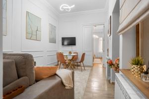 Central Luxury House with Private Garden & Parking