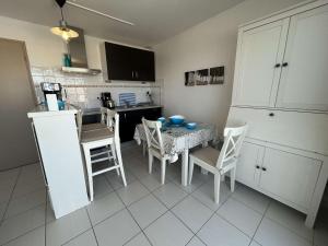 Appartement 2 pièces avec balcon et parking privé - FR-1-224B-71