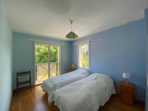 Maison spacieuse au calme avec beau jardin arboré