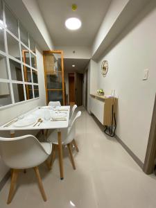 Happy Sunshine Staycation Moa near Airport