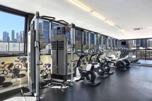 Rooftop Pool 2BR Apartment at Marvel Stadium with Free Parking