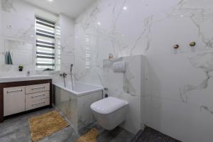 Апартаменти 3-кімнатні, метро Університет