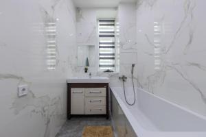 Апартаменти 3-кімнатні, метро Університет