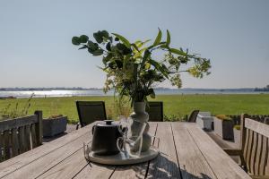 Moderne woning direct aan het Veerse Meer, dichtbij Zeeuwse kust VP054