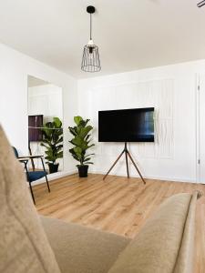 AMAO-Indigo I 62qm I Suite mit Balkon & Tiefgarage I KingSize-BoxspringBett I Aufzug
