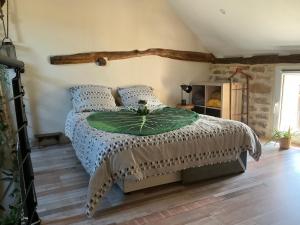 Maisons de vacances Petite Maison chaleureuse avec jacuzzi privatif : photos des chambres