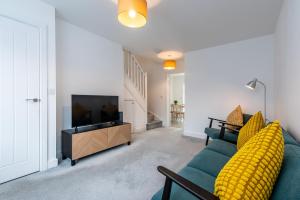 2-Bed Home in Quiet Neighborhood with Parking & Wifi