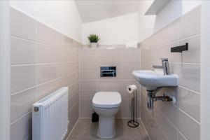 2-Bed Home in Quiet Neighborhood with Parking & Wifi