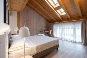 King Room with Roll-In Shower - Disability Access