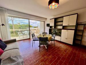 Studio bord de mer à Cavalaire avec climatisation et parking - FR-1-226B-13