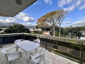 Studio face mer avec terrasse, clim, parking à Cavalaire-sur-Mer - FR-1-226B-13