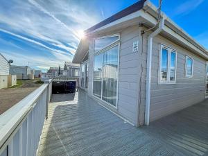 Luxury Lodge At Suffolk Sands Holiday Park Ref 45009Mv