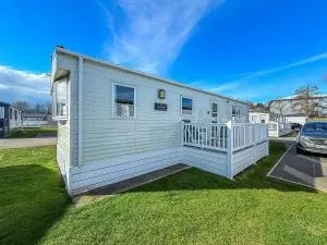 6 Berth Caravan With Decking At Felixstowe Beach Holiday Park Ref 55038Ow - Trimley Heath