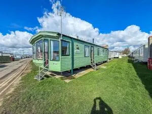 Homely 8 Berth Caravan Near To The Beach At Naze Marine Holiday Park, Ref 17140P - 滨海弗林顿
