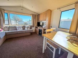 Homely Caravan At Sand Le Mere Holiday Park In Yorkshire Ref 71012M