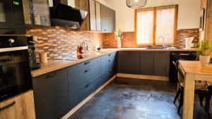 Maison au calme avec piscine, terrasse, BBQ