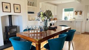 Cottage with log burner and hot tub in shropshire