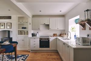 Cottage with log burner and hot tub in shropshire