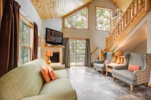 Lakefront Wisconsin Cabin Dock, Walk to Beach!