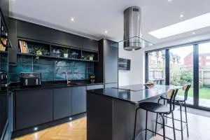 4 Bed House-2 Parking spaces-Vibrant location - Urmston