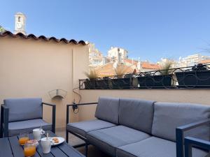 9A - APARTMENT FACING PORT & Town Hall