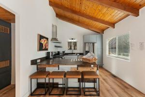 Peaceful Sunshine Chalet with Hot Tub