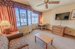 Studio 153 at Perfect Location w Pool & Hot Tub - Mount Crested Butte