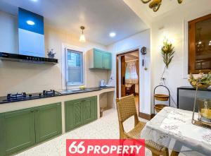 Charming 1-Bedroom Home Steps from Saturday Market