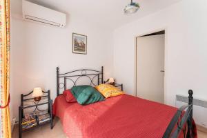 Maisons de vacances Villa climatisee avec piscine : photos des chambres