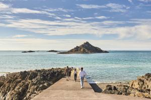 Maisons de vacances Maison pour 6 en bord de mer - Jardin et piscine : Maison de Vacances