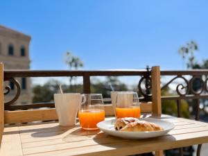 4A - APARTMENT FACING PORT & Town Hall