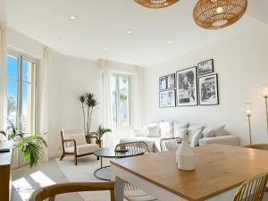 4A - APARTMENT FACING PORT & Town Hall