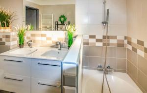 Maisons de vacances Amazing Home In Morieres Les Avignon : photos des chambres