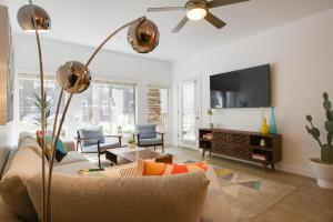 Mid-Century Modern Phoenix Condo, Walk to High St!