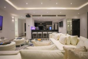 Luxury 3BR Apt, WiFi 1Gb, Laundry, Pools, Gym