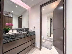 Luxury 3BR Apt, WiFi 1Gb, Laundry, Pools, Gym