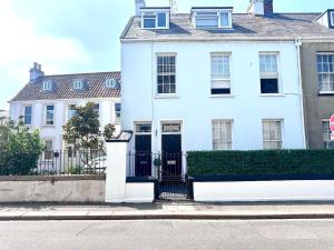 Central & Trendy - Aquila House Apartments